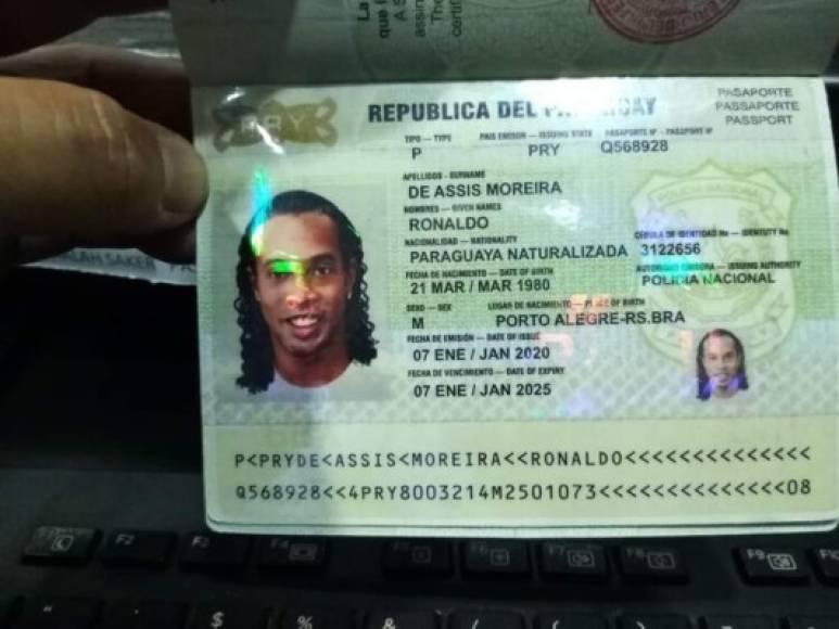 El pasaporte supuestamente falso que utilizó Ronaldinho para ingresar a Paraguay.