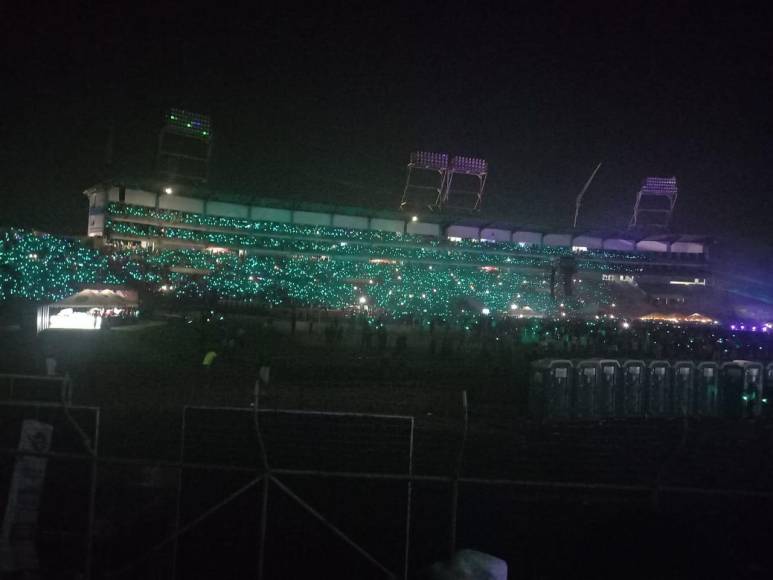 Al ingresar al estadio los asistentes recibieron una pulsera con luces, las cuales iluminaron el coliseo al momento del espectáculo. 