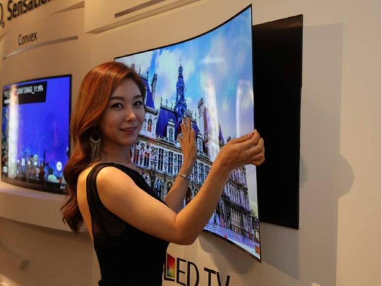 5. Lanzan televisores con ultra definición.<br/><br/>La tecnológica coreana Samsung presentó en agosto el QLED 8K, el primer televisor con la mayor resolución existente, con 33 millones de píxeles. La IFA de Berlín, la mayor feria de electrónica de consumo de Europa, fue el escenario del lanzamiento del dispositivo Q900R QLED 8K, que se comercializa en 65, 75 y 85 pulgadas en un rango de precios de entre los 5,000 y los 15,000 euros.<br/><br/>Al mismo tiempo y en el mismo lugar, la firma coreana LG presentó la primera televisión 8K, una pantalla de 88 pulgadas con 33 millones de pixeles, que tiene como objetivo ampliar su cartera OLED de gama alta. “El primer televisor OLED 8K supone un hito en el campo de la tecnología de pantallas y representa su evolución”, señaló Brian Kwon, presidente de LG Home Entertainment.<br/><br/>Sin embargo, la empresa Sony ya había revelado en enero su nuevo televisor OLED A8F. Mientras, Sharp lanzó su Aquos LV70X500E a mediados de año.<br/>La cadena de televisión nipona NHK comenzó sus emisiones de prueba en ultra alta definición 4K y 8K, con el objetivo de afinar esta tecnología y generalizar su uso ante los Juegos Olímpicos en 2020.