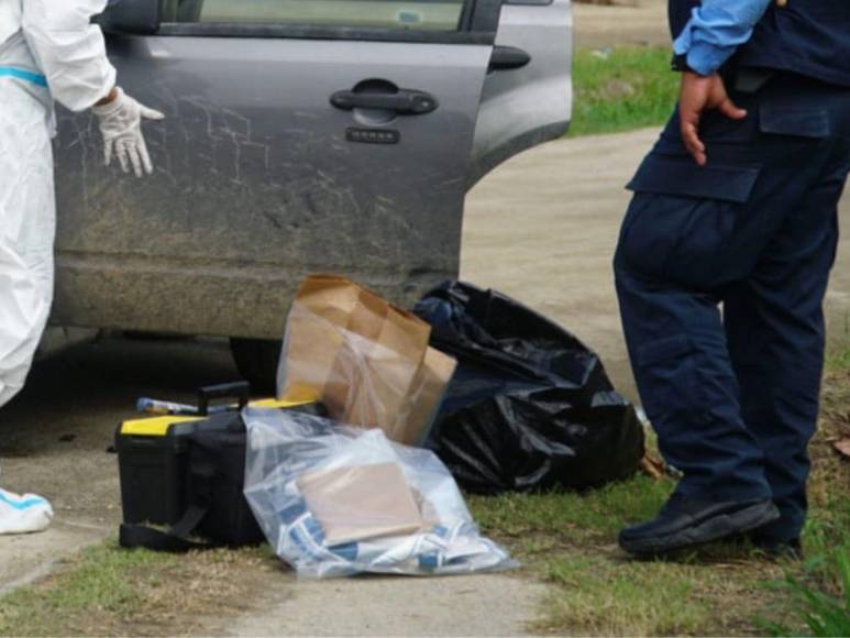 Agentes de la Policía acordonaron el área alrededor de la camioneta y comenzaron a inspeccionarla.