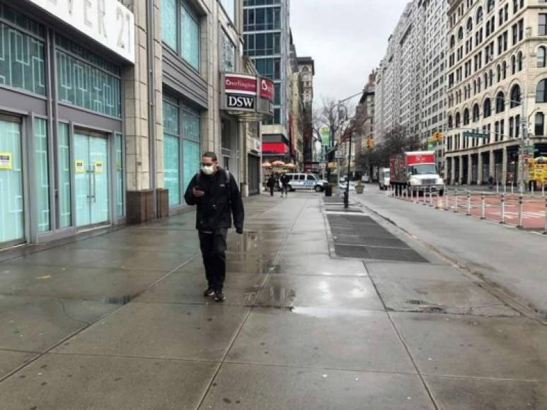Un transeúnte camina este jueves por una calle de Union Square, en el centro de Manhattan, Nueva York (EE.UU). La gravedad de la pandemia del coronavirus está calando por fin entre los ciudadanos de Nueva York, donde se registran ya más de 3,600 infecciones.