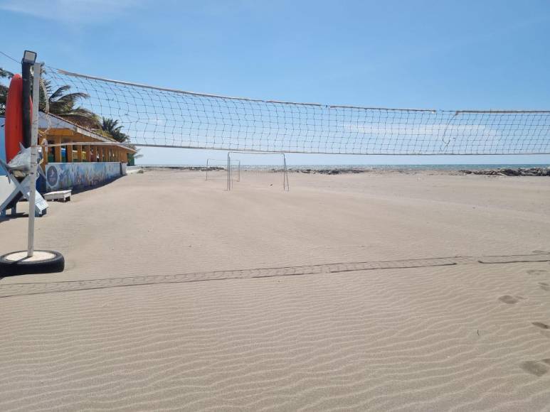 En las playas de la “Novia de Honduras” además de darse un chapzón en la aguas marinas, tambien pueden recrearse jugando un partido de volibol 