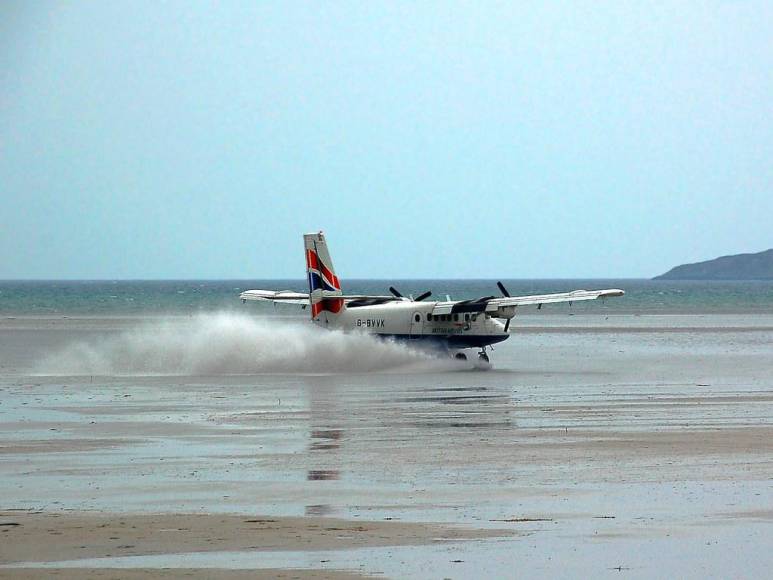 Aeropuerto Internacional de Barra (BRR), Escocia, se considera peligroso por estar situado en el extremo norte de la isla de Barra en la bahía de Traigh Mhòr. Con una pista corta, este aeropuerto excepcionalmente peligroso también utiliza la playa como pista, es el único aeropuerto del mundo que lo hace.