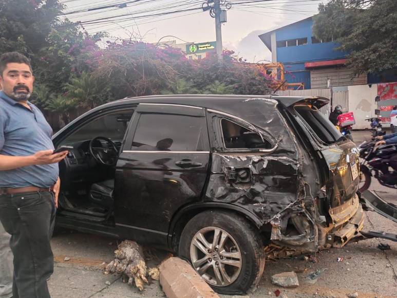 Rastra se lleva seis carros en el bulevar Suyapa de Tegucigalpa