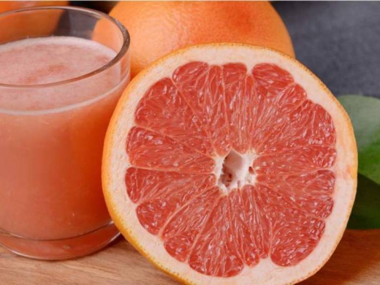 La toronja es uno de los cítricos que más ayuda a mantener el abdomen plano.<br/><br/>Esta fruta es muy baja en calorías, es un quemador de grasa natural, y controla los niveles de insulina.<br/>