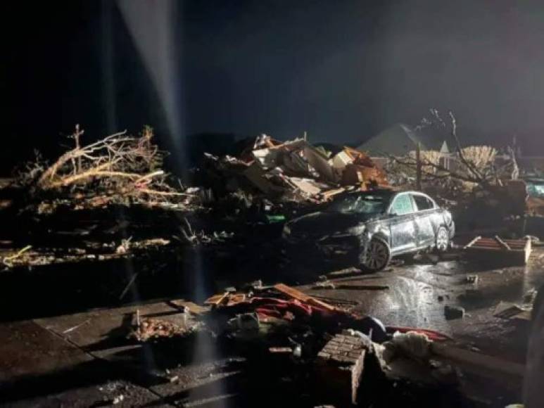 Las fotos y los videos difundidos por los medios de comunicación mostraban árboles derribados, casas aplastadas y automóviles destrozados.