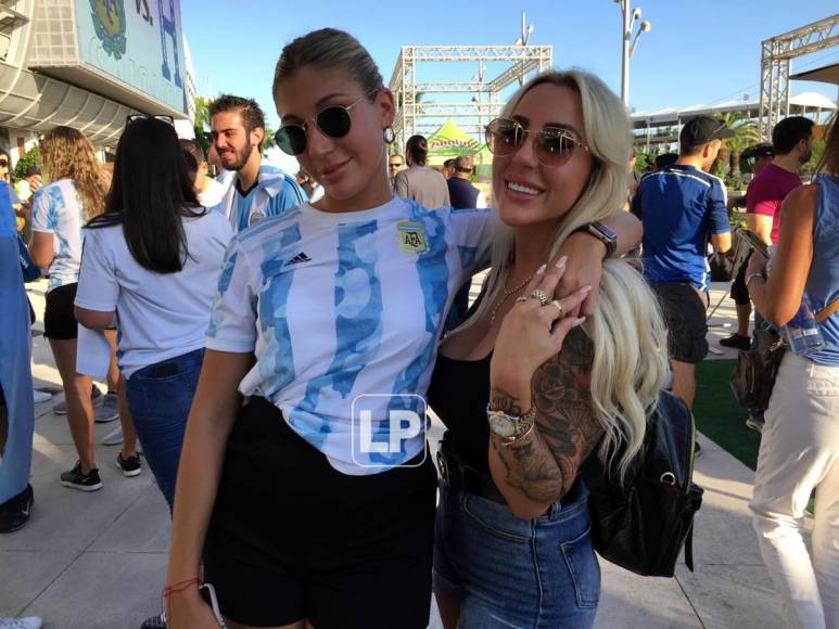 Estas dos bellas argentinas fueron sensación en las afueras del estadio Hard Rock de Miami.