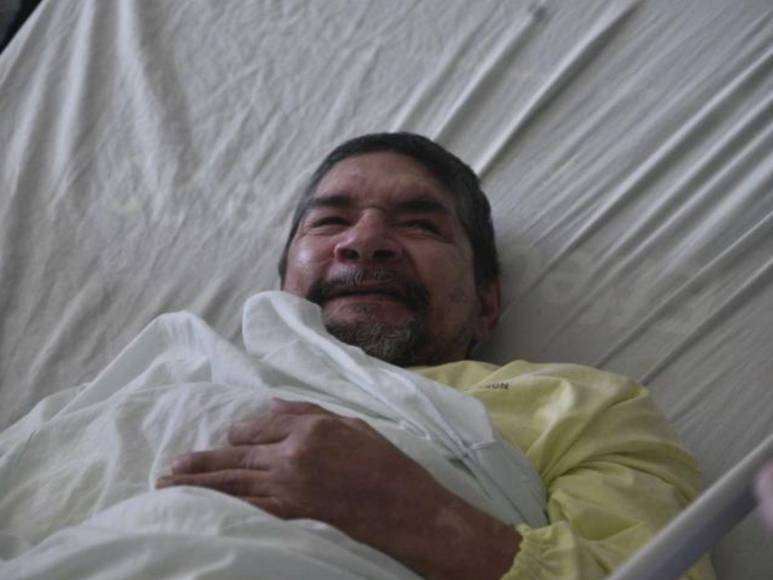A unas cuantas camas de distancia se ubica Marlon René Argueta (50 años), un capitalino que cayó en el alcoholismo y comenzó a deambular por las calles de San Pedro Sula.