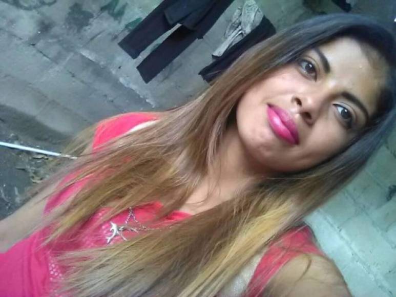 Con sus pies y manos amarrados y dentro de un saco, criminales tiraron el cuerpo de Arlene Ponce (18 años) en un predio baldío de la colonia Luisiana de San Pedro Sula.