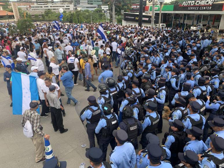 Un contingente de policías resguardó la marcha de la oposición que llegó hasta Casa Presidencial.