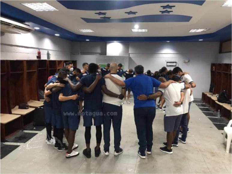 Unidad. Así festejó la plantilla del Motagua y su cuerpo técnico en la íntimidad del vestuario del Olímpico.