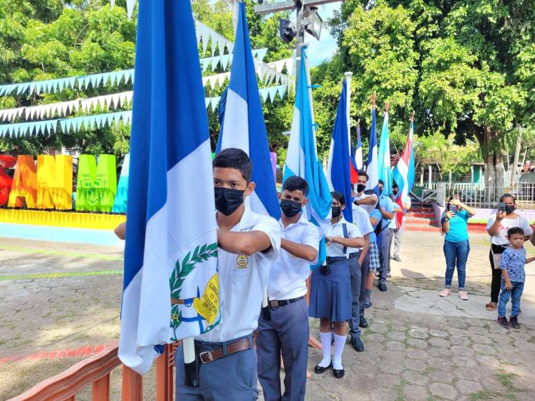Institutos del municipio de San Manuel, Cortés, tuvieron una cita en punto de los 6:00 am en el parque central para izar la Bandera Nacional.