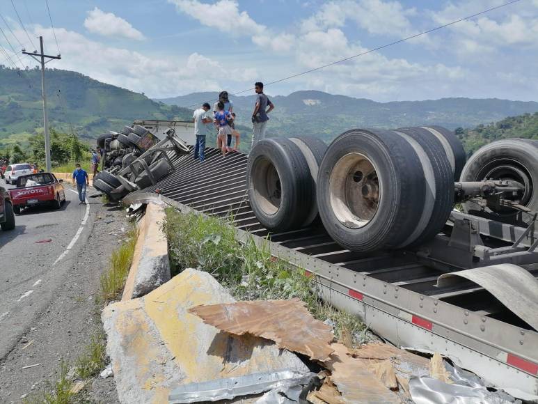 El primer vehículo involucrado fue una rastra marca Freightliner, con placas de El Salvador, C115 090, registro de contenedor RE 6767.Esa unidad transportaba polietileno a granel y era conducida por Daniel Óscar Rivera Alvarado, de nacionalidad salvadoreña, quien se dirigía a San Pedro Sula. Él sufrió leves laceraciones.