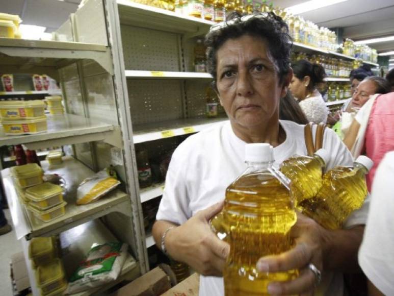 Los venezolanos dejaron vacíos rápidamente los estantes de los principales supermercados de esa ciudad fronteriza.