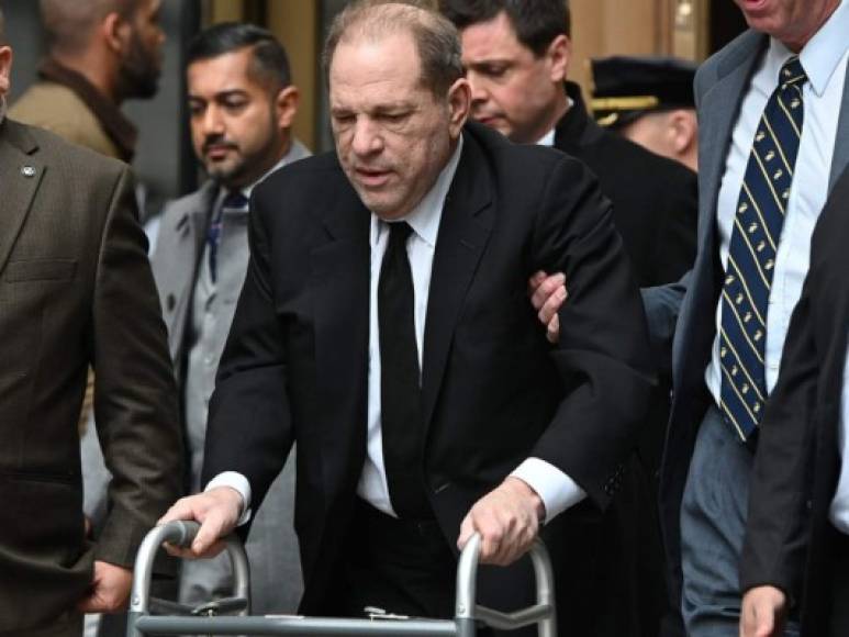 Por su parte, el polémico productor de Hollywood Harvey Weinstein, condenado a 23 años por delitos sexuales, permanece aislado en una cárcel en Nueva York tras dar positivo por COVID-19. Weinstein, de 68 años, fue sometido hace poco a una intervención quirúrgica para insertarle una férula en el corazón.<br/>