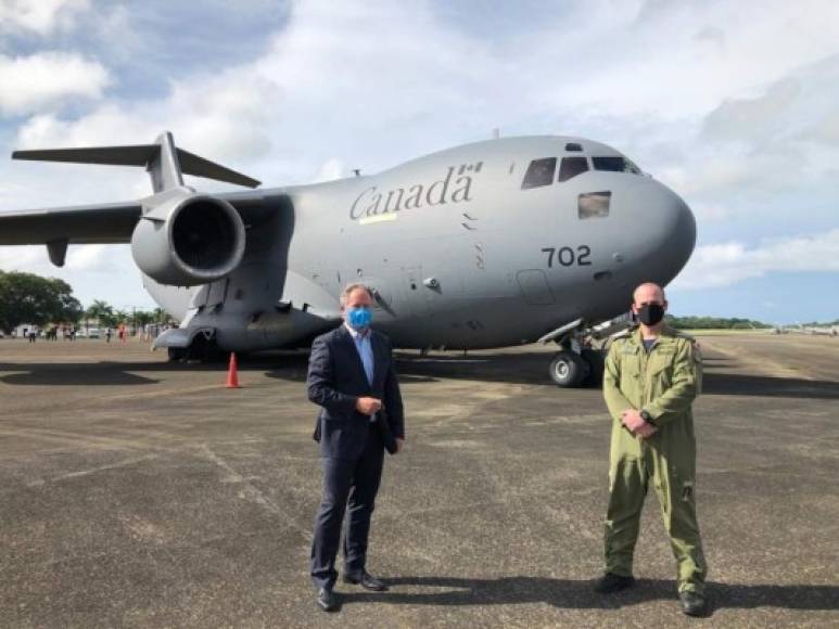 El CC-177 Globemaster III puede transportar rápidamente carga de gran tamaño a largas distancias entre continentes. El avión puede operar desde pistas remotas sin pavimentar. En la mayoría de los casos, no necesita ningún equipo de tierra para operaciones a corto plazo desde estas ubicaciones remotas.