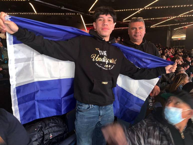 Muchos hondureños han llegado al Madison Square Garden para apoyar a Teófimo López.