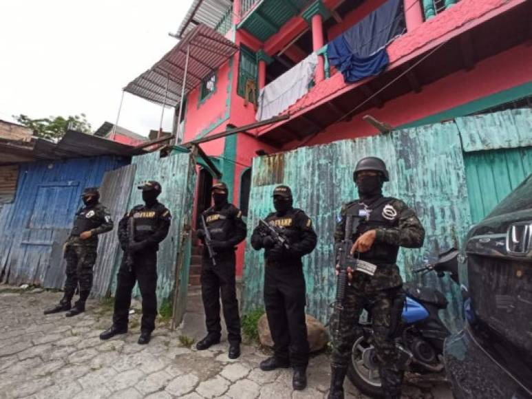 "En una residencia de la colonia El Pedregal, los agentes encontraron un centro de distribución de droga perteneciente a la pandilla 18, una de las organizaciones criminales con mayor presencia en ciudades de Honduras."