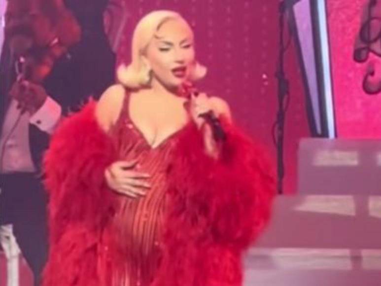 En las imágenes, la cantante norteamericana se dejó ver con un elegante y ajustado vestido rojo. Y fue a éstas que los fans reaccionaron y mencionaron que Lady Gaga tenía un “abultamiento” en la zona del vientre. Aquí te mostramos el video.