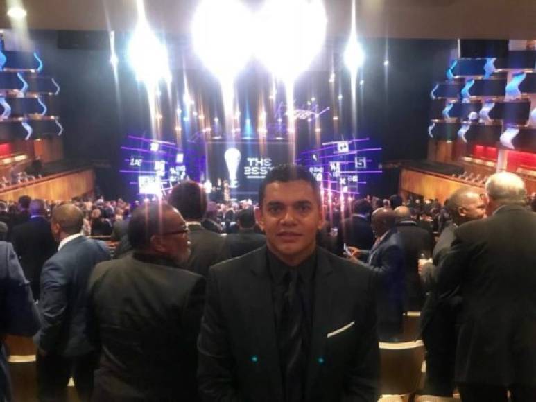 El exjugador hondureño Amado Guevara también estuvo disfrutando de los premios The Best. Es el actual DT de la selección de Puerto Rico.