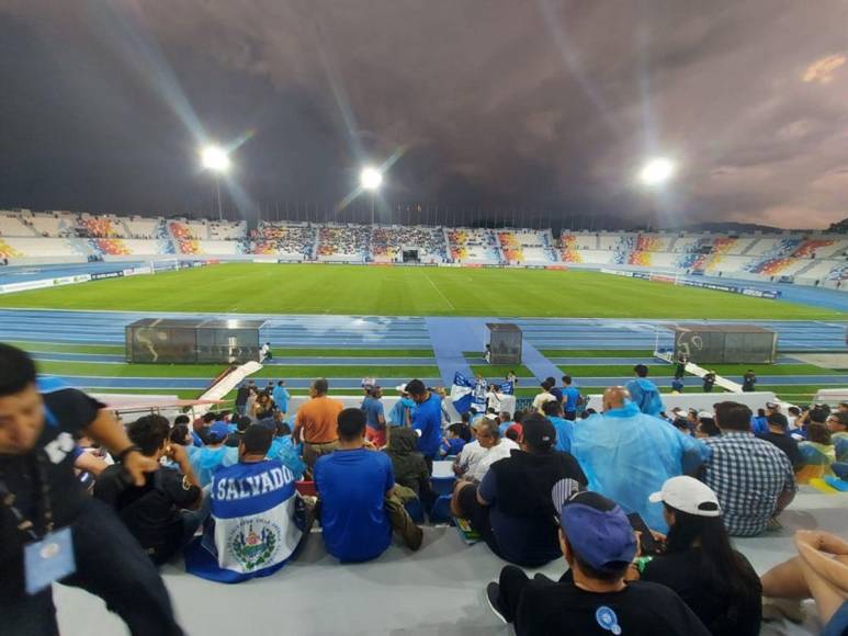 Lo más llamativo de este recinto es que el país salvadoreño albergó este cotejo en un estadio sin vallas de púas o serpentinas. El recinto fue remodelado para los Juegos Centroamericanos y del Caribe 2023.