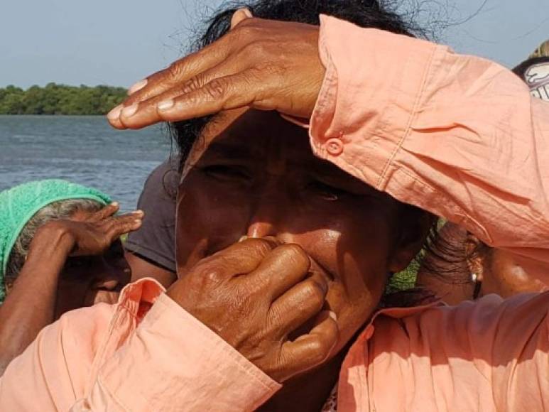 Un familiar de los náufragos espera a su pariente en la barra de Caratasca, Puerto Lempira.