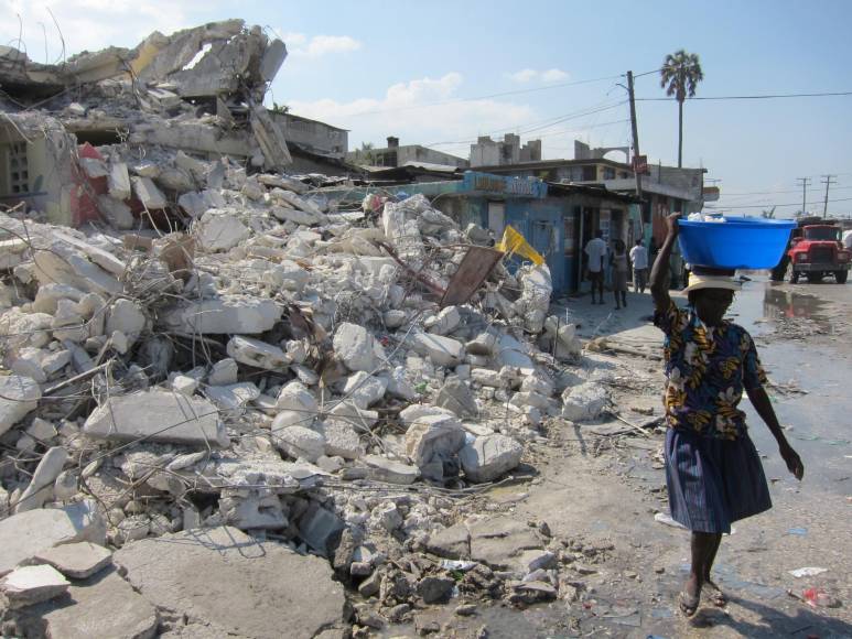 <b>2010: 200,000 muertos en Haití</b>El 12 de enero de 2010, un terremoto de magnitud 7 mató a más de 200.000 personas en Haití y dejó a 1,5 millones sin hogar. El terremoto convirtió la capital, Puerto Príncipe, en un campo de ruinas. 
