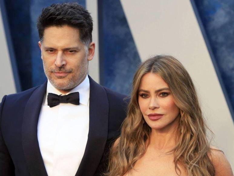 Luego de una boda de ensueños, los actores Sofía Vergara y Joe Manganiello se divorciaron después de siete años de matrimonio en julio. La solicitud de divorcio la presentó Joe Manganiello. alegando “diferencias irreconciliables”. En los medios circuló la noticia de que Vergara interpuso una demanda en contra de su ex marido para que respetara el acuerdo prenupcial. Desde octubre, se rumorea que Sofía sostiene un romance con el doctor Justin Saliman. Joe por su parte esta semana se le vio por primera vez con su nueva novia, la actriz Caitlin O'Connor.