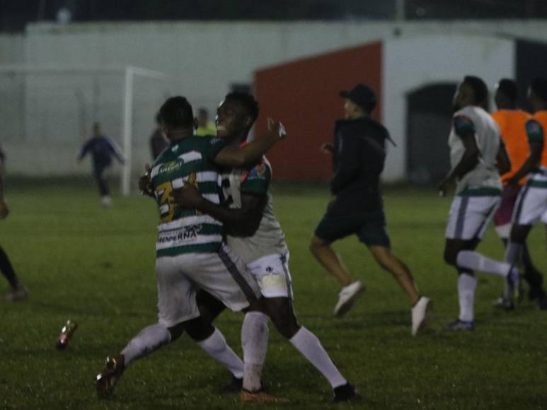 La plantilla del Juticalpa FC celebró a lo grande la obtención del título en el estadio Roberto Martínez Ávila de Siguatepeque.
