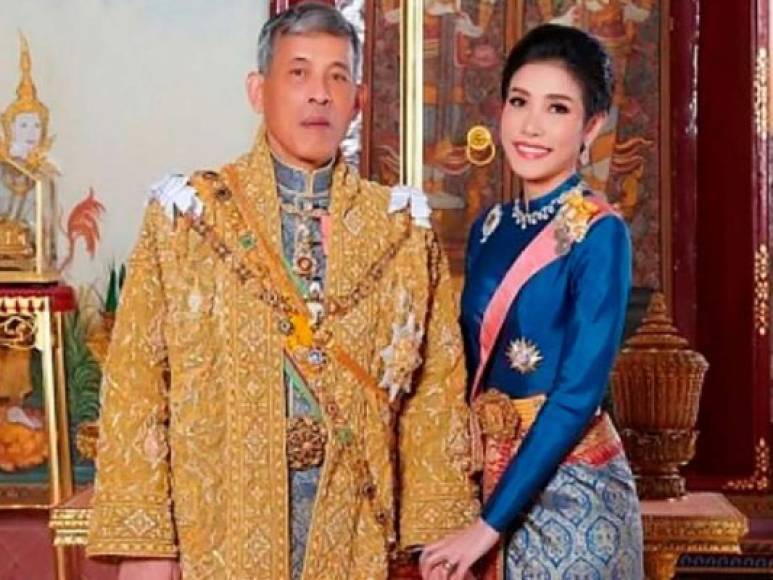 La Casa Real tailandesa anunció este miércoles que vuelve a otorgar el título de 'consorte real' a Sineenat Wongvajirapakdi, que había caído en desgracia y había sido despojada de este rango por parte del rey Vajiralongkorn en octubre de 2019.<br/>