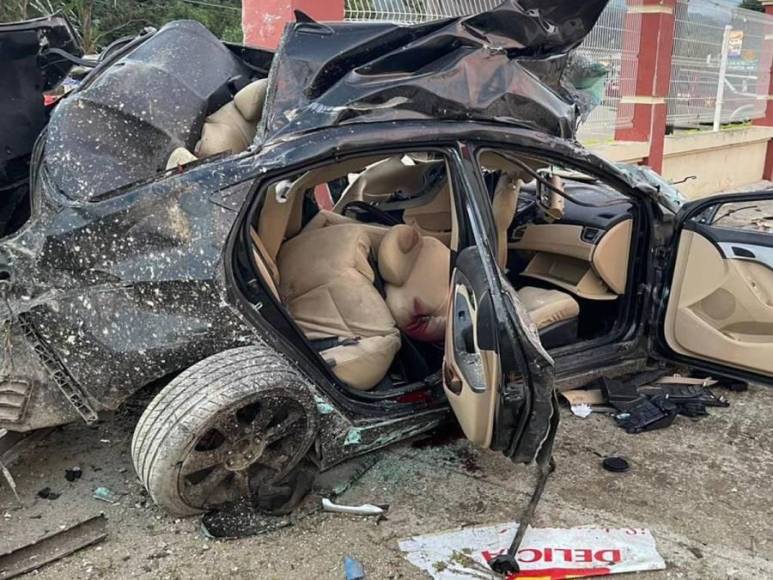 El auto en el que trasladaban los tres amigos quedó totalmente destruido.