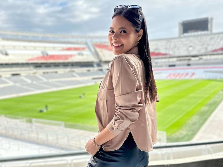 A pesar de no verse en detalle, los usuarios de las redes mencionaron que la mujer en cuestión es Romina Riera, una periodista de Ecuador que también cubre a la Selección Ecuatoriana.