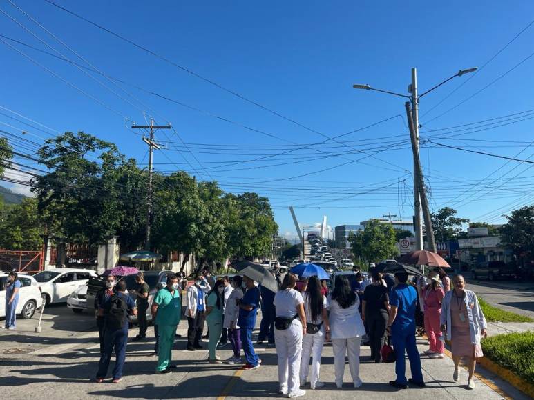 Un grupo de médicos del Hospital Mario Catarino Rivas protestan este lunes en San Pedro Sula, debido a la falta de pago por parte de las autoridades. 