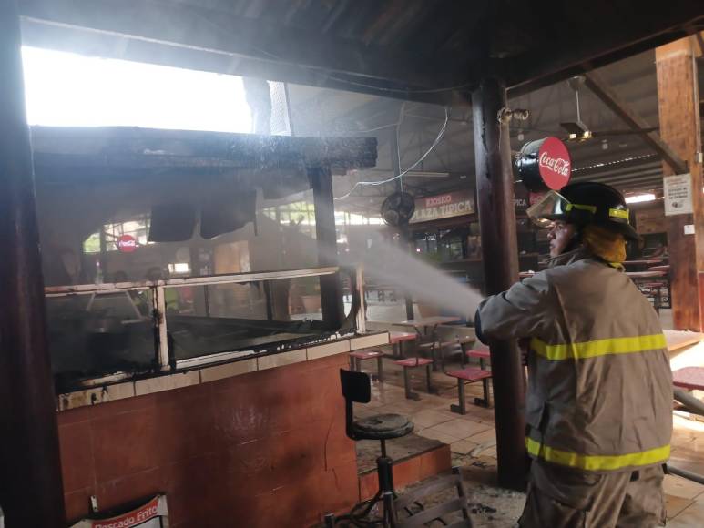 Un cilindro de gas explotó dentro de un puesto de comidas de la Plaza Típica de San Pedro Sula y desató un incendio. 