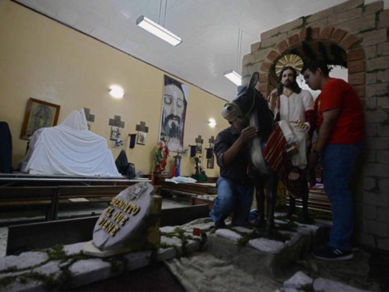 Feligreses católicos culminan los preparativos para conmemoran la Semana Santa con la pasión, la crucifixión y la muerte de Jesucristo.