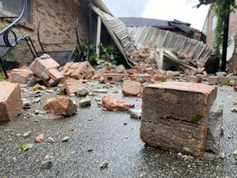 Árboles caídos, techos destruidos, la violencia de sus vientos dejó sin electricidad a más de un millón de usuarios, incluyendo toda Nueva Orleans, según el sitio PowerOutage.US.