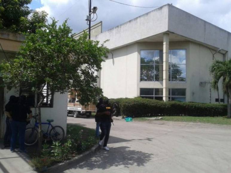 Agentes de la DNCL y La Atic resguardan la oficina de las bodegas de Inversiones Chumbagua en la 33 calle del sector El Polvorín en San Pedro Sula.