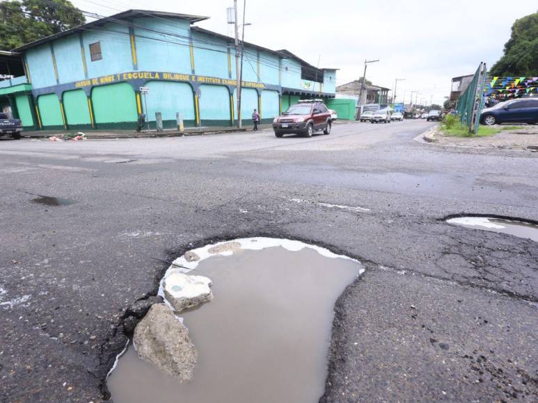 En diversas zonas de San Pedro Sula se han formado grandes hoyos que están afectando la circulación de los conductores. 