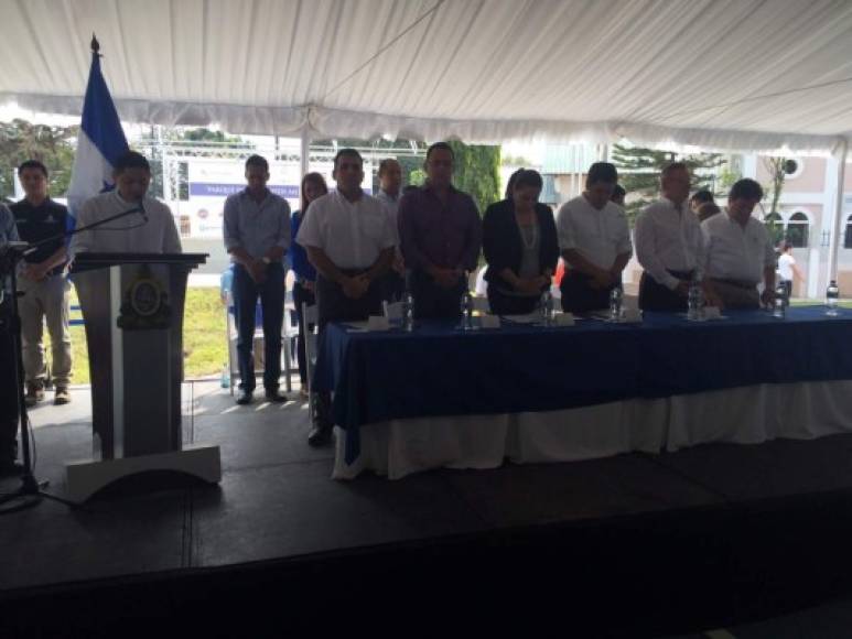 El presidente Hernández, el alcalde Calidonio y empresarios en los actos de inauguración.