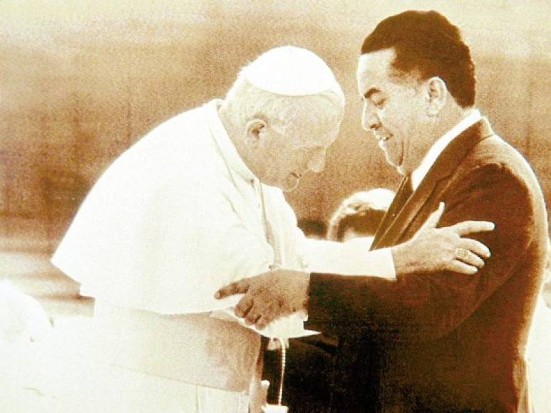 El Papa Juan Pablo II, durante el Gobierno de Roberto Suazo Córdova visitó el país.<br/><br/>Fotografía tomada de https://semanariofides.com