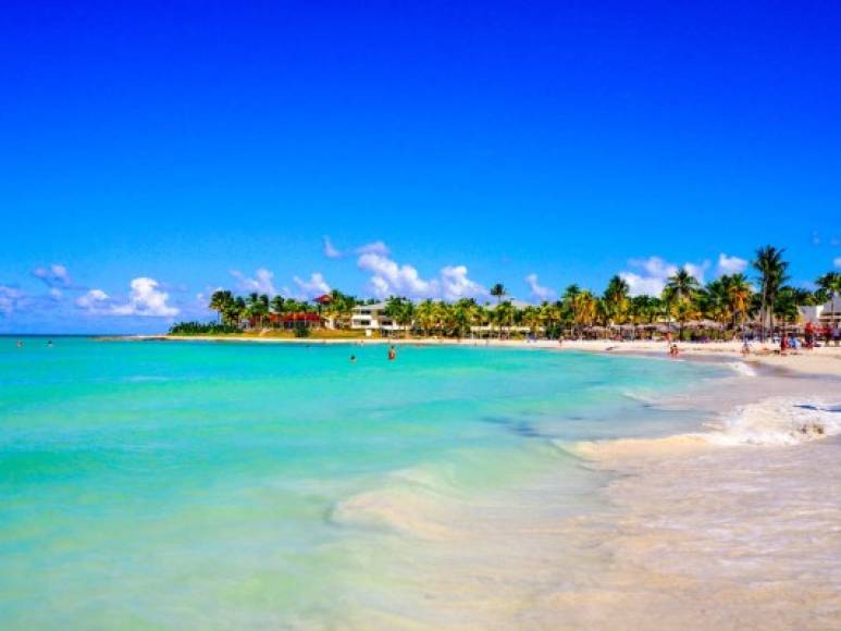 9. Varadero Beach, Cuba: Este paraíso se ubica a 36 km de la ciudad de Matanzas, en la península de Hicacos, es el punto cubano más cercano a los Estados Unidos. Está considerado, por su perenne luz tropical, su exótica vegetación y la tibieza de sus aguas, uno de los sitios turísticos más visitados de América Latina.