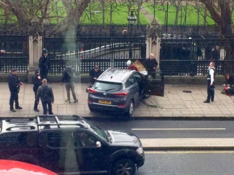22 de marzo de 2017, Londres, Inglaterra.<br/>Un atacante condujo su vehículo por la acera del puente de Westminster, provocando la muerte de 5 personas e hiriendo a otras 49. El atacante fue abatido por la policía.