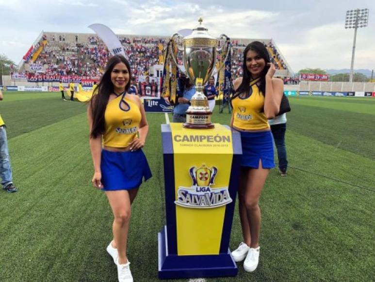 Las hermosas edecanes que custodiaron la Copa que se llevará el campeón del Torneo Clausura 2019.