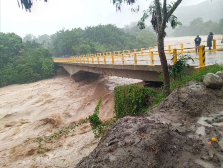 Ciudadanos mantienen monitoreo constante del río que casi alcanza el nivel del puente.