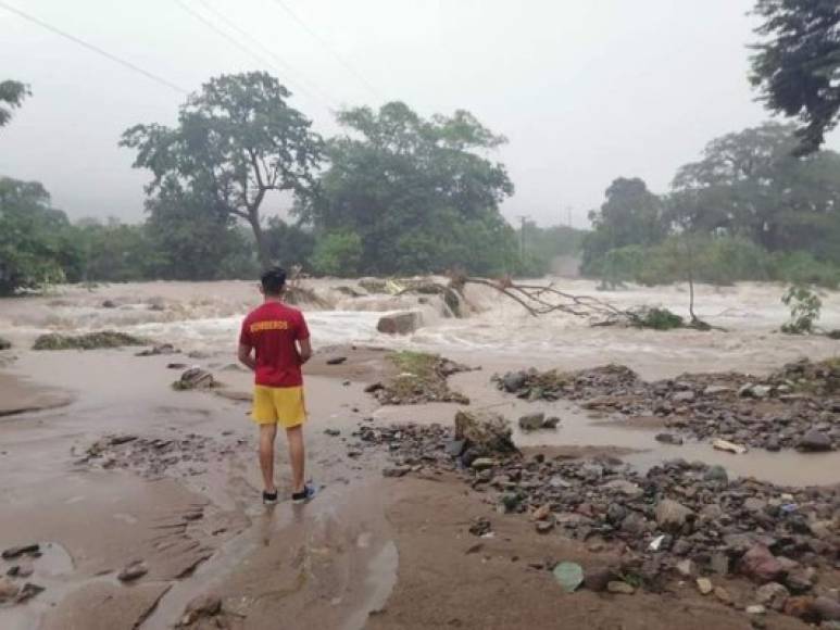 Cuerpo de Bomberos de Honduras, realiza inspección en el río Uchapa, carretera que conduce a la comunidad de El Juncal, no hay paso debido a que el río se llevó las 2 cabeceras del puente.