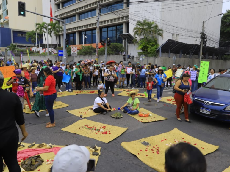 Mujeres se manifiestan este miércoles en el parque central de San Pedro Sula para reivindicar sus derechos, reclamar la igualdad de género y de salarios y denunciar la violencia machista.