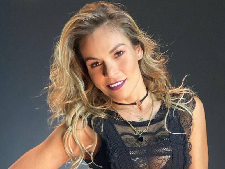 Sin embargo, parece ser que la cantante no predica con el ejemplo pues, de acuerdo a declaraciones de la reconocida bailarina, Jenny García, trabajar con Shakira no fue una de las experiencias más gratas en su carrera profesional.