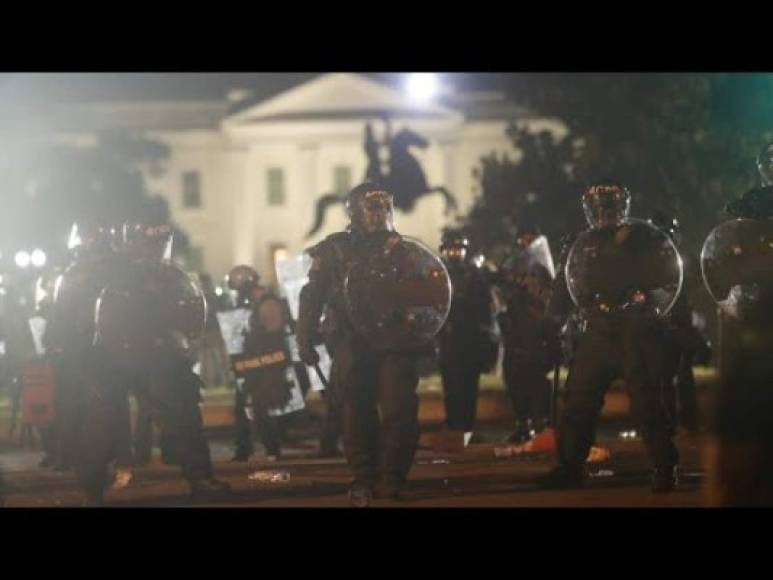 Las violentas protestas frente a la Casa Blanca obligaron al presidente Donald Trump a refugiarse en el búnker, mientras las fuerzas de seguridad despejaban la zona reprimiendo a los manifestantes.