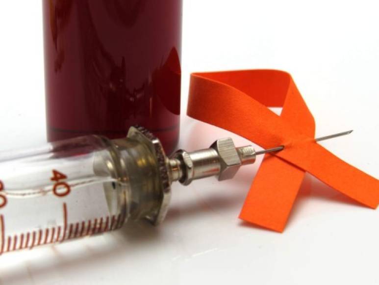 4. La vacuna que promete acabar con el virus del VIH.<br/>Los resultados prometedores de una vacuna contra el VIH, el virus que produce el sida, fueron presentados en la 21 conferencia internacional sobre la enfermedad.<br/>Esto permitirá efectuar un estudio a gran escala a partir de este año, indicaron los investigadores que la desarollan.<br/>Unos 2.5 millones de personas siguen infectándose cada año en el mundo del virus de inmunodeficiencia humana (VIH), una cifra que no ha retrocedido en los últimos 10 años, según un estudio publicado por la revista médica británica The Lancet.<br/>Un total de 252 personas participaron durante 18 meses en un ensayo denominado HVTN100, desarrollado en Sudáfrica. <br/>El objetivo de dicho estudio era asegurarse de que la vacuna era segura de usar, obteniendo una buena respuesta del sistema inmunológico.