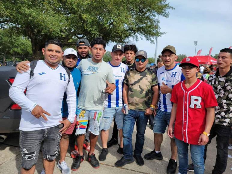 Los catrachos se hicieron presente en el Lafreniere Park para ver a las leyendas del fútbol hondureño.